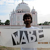 Daniel Khan von "Chock on a Cock" vor dem Taj Mahal in Bangladesh