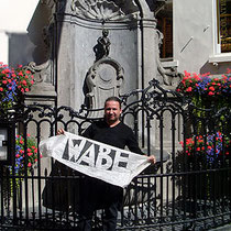 Robby vor dem Manneken Pis in Brüssel