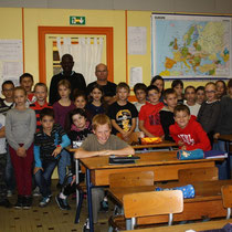 Photo de groupe autour de Robert, à l'école de Chalais