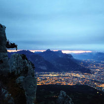 nuit en parois avec un réveil au dessus de Grenoble