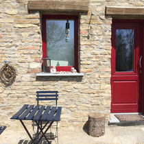 Ein weiterer Sitzplatz vor dem Eingang