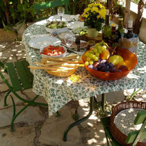 Essen unter der schattigen Weinlaube