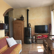 Wohnzimmer mit Schlafcouch, TV, Internet