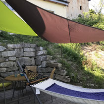 Schattiger Sitzplatz und Hängematte 