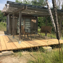 Den Sonnenuntergang beim Gartenhaus geniessen