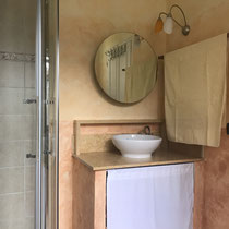 Tageslichtbad mit grosser Dusche