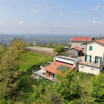 unten Loft-Atelier, grüne Läden Landhaus Allegria. © Drohnenfoto A. Kranz