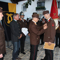 Bezirks-Feuerwehrkommandant Reinhard Kircher ehrt Peter Schweiger für 25 Jahre Tätigkeit im Feuerwehr und Rettungswesen.