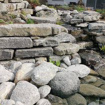 plätscherndes Wasser über Alpenkalk