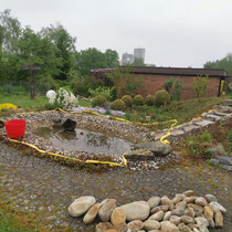 bestehender Gartenteich mit angrenzender Böschung