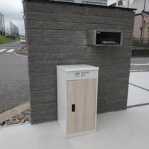 門塀の裏に支給された宅配ボックスを設置。コンクリートには水勾配があるので、足の長さを調整して水平にします。