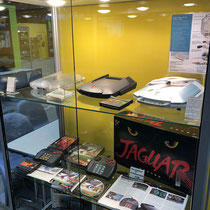Das Bild zu Männerquatsch Podcast Folge 199 zeigt die Atari Jaguar und Atari Lynx Ausstellung des ejagfests Standes auf der Gamescom 2019.