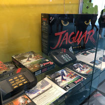 Das Bild zu Männerquatsch Podcast Folge 199 zeigt die Atari Jaguar und Atari Lynx Ausstellung des ejagfests Standes auf der Gamescom 2019.
