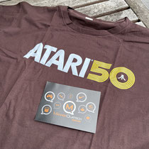 Das Bild zur Folge 135 des Männerquatsch Podcast, zeigt ein Atari 50 T-Shirt.