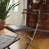 Restauration par La Maison du Fauteuil de 6 chaises modèle "Luisa" à structure en acier chromé, et assise en cuir artificiel tendu de couleur chocolat -  Designer : Marcello Cuneo. Edition : Model Italia 70'.