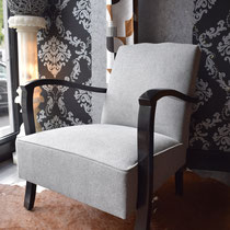Restauration d'un fauteuil Studio avec un tissu de la Maison Froca. Décapage de la structure en bois par aérogommage, et application d'une peinture de couleur noire mate. Finition passepoil.