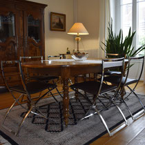 Restauration par La Maison du Fauteuil de 6 chaises modèle "Luisa" à structure en acier chromé, et assise en cuir artificiel tendu de couleur chocolat -  Designer : Marcello Cuneo. Edition : Model Italia 70'.