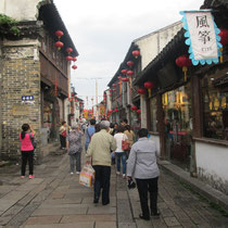 Promenade et achats de souvenirs  dans la rue Shantang