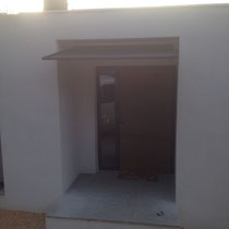 Pose d'une porte  d'entrée grande largeur avec seli fixe vitrée dans le gard