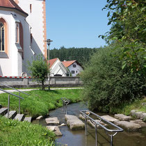 Wassertretbecken in 87730 Zell bei Bad Grönenbach- vor der Kirche (Unterallgäu)