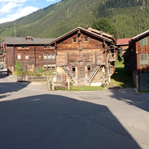mit alten Walliser Holzhäusern