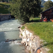 über die noch junge, erst 15 km lange Rhône.