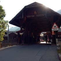 und der typischen Brücke