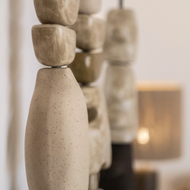 Alexandra Coutand Sculpture totem céramique verticale, formes organiques superposées