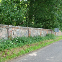 die alte Gutshofmauer in Großenhagen