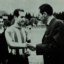 Entrega de la insignia de oro al gran capitán Víctor Urquijo, por sus 100 partidos con el Villosa. Año 1968.