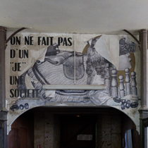 La visite de ces bâtiments est bien tranquille avec des box de grand standing et une jolie devise à l’écurie n°3.