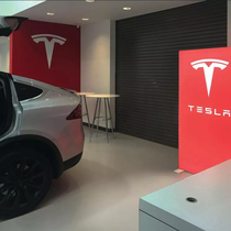 Pixlip-GO Lightbox Tesla-Showroom