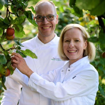 Christine und Jörg Luckhardt auf der Streuobstwiese ihres Gasthofs "Zum Hohen Lohr" in Battenhausen; landschaftlich schön gelegen im Naturpark Kellerwald-Edersee in der nordhessischen Grimmheimat