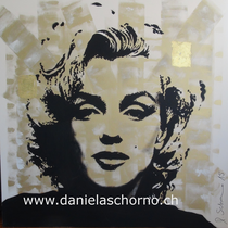 Bild von Daniela Schorno: Marilyn Monroe im Pullover in Gold 100 x 100