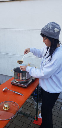 Foto von mehreren Teilen vom Bäcker wie zum Beispiel Brezel, Schokobrötchen und Apfeltaschen