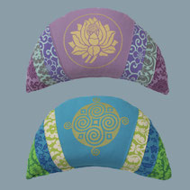 meditationskissen halbmond klein luxus mandala in gold in lila und blau für yogaraum