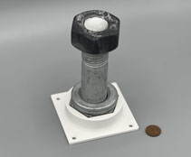 3D-gedruckte Aufnahme zur Aufnahme des Schraubenkopfes einer Schraube, mit fertig vormontierter und eingesteckter Schraubengarnitur bestehend aus Schraube Mutter und 2x Unterlegscheibe