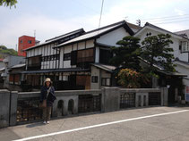 穂積橋とほづみ亭をバックに。