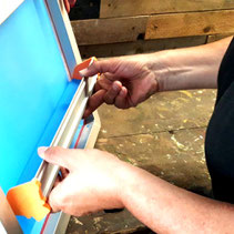 Teilnehmerin beschichtet ein Sieb im Workshop Siebdruck lernen im Einzelworkshop.