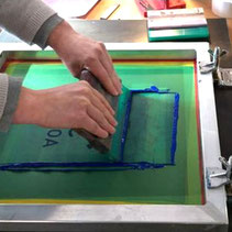 Hand beim Abziehen des Siebs im Siebdruck-Workshop in Ganderkesee.