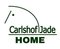 Das Logo zeigt einen stilisierten, nur aus 2 Linien bestehenden Pferdekopf und -hals. Unter dem Pferdekopf steht der Schriftzug "Carlshof Jade". Darunter steht das Wort "Home". Pferdekopf und Schrift sind dunkelgrün, der Hintergrund ist weiß.