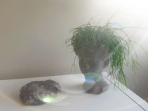 sculpture et améthyste avec un rayon de soleil qui montre la lumière faite sur le psychisme et l'inconscient, son potentiel de transformation en faisant une psychothérapie ou une psychanalyse à Rennes ou à Bruz