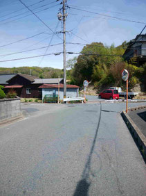 大通りから右折して入った道