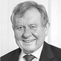 Lächelnder Mann mit Anzug und Krawatte, Werner Schmitt, Vorsitzender von MUS-E Deutschland e.V.
