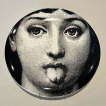 assiette decoration murale vintage Lina Cavalieri soprano italie Piero Fornaselti ceramique noir et blanc voilette portrait idee deco idee cadeau cuisine moderne tendance chut desing yeux caché langue rolling stone 