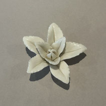 fleur murale 3D decoration lys bloom blanche idee cadeau idee decoration ceramique porcelaine en relief noel anniversaire femme homme salon parfum petals tendance moderne design contemporain 