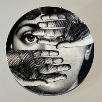 assiette decoration murale vintage Lina Cavalieri soprano italie Piero Fornaselti ceramique noir et blanc voilette portrait idee deco idee cadeau cuisine moderne tendance chut desing yeux caché langue rolling stone 