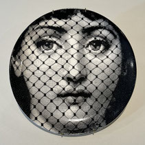 assiette decoration murale vintage Lina Cavalieri soprano italie Piero Fornaselti ceramique noir et blanc voilette portrait idee deco idee cadeau cuisine moderne tendance chut desing yeux caché langue rolling stone 