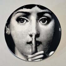 assiette decoration murale vintage Lina Cavalieri soprano italie Piero Fornaselti ceramique noir et blanc voilette portrait idee deco idee cadeau cuisine moderne tendance chut desing yeux caché langue rolling stone chut silence
