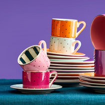 tasse cafe tee tea time soucoupe pos rayure couleur motif fantaisie idee cadeau noel anniversaire fete fin annee reception table chic decoration raffinement luxe promo soldes belles invitations plaisir gourmandise sucre 